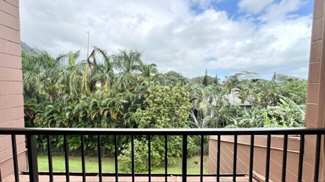 Building Photo - AVAILABLE NOW! Spacious 3-Bedroom, 2-Bath Corner-end Split-level Unit in Kaneohe with 1 Assigned ...