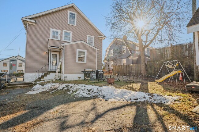 Building Photo - 113 Pequot Ave