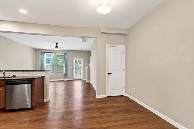 Building Photo - 117 Holly Berry Ln