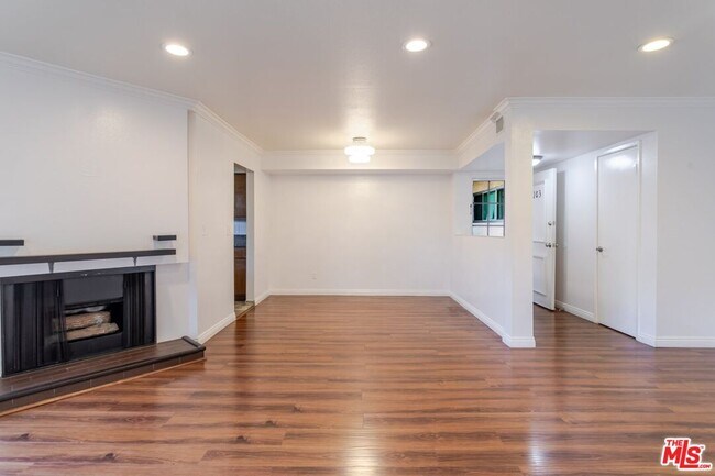 Building Photo - 14990 Victory Blvd