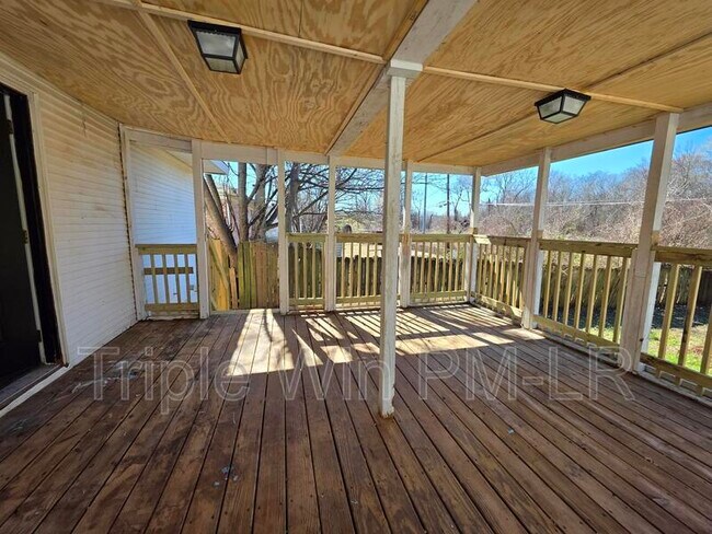 Building Photo - 1413 Nannette St