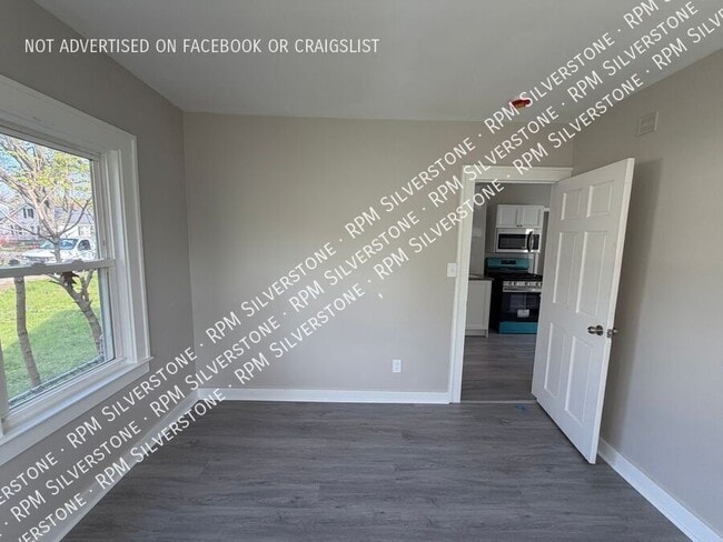 Building Photo - 1228 E Meyers Ave