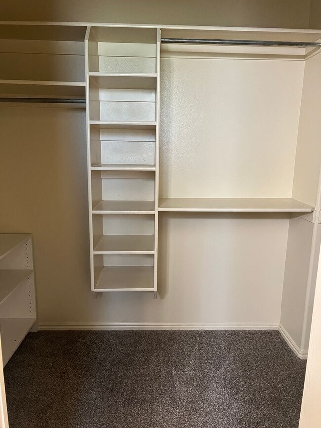Building Photo - Nice 3 Bedroom, 2.5 bathroom townhome in S...