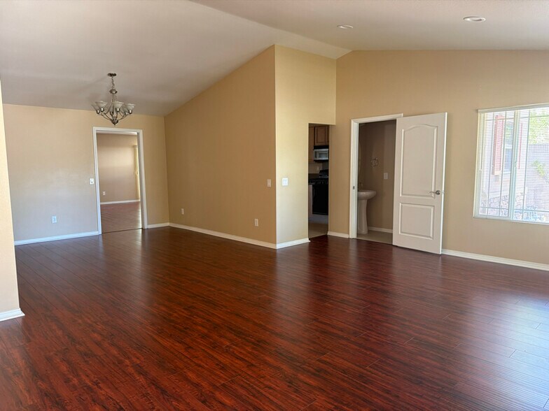 Building Photo - 737 S Walnut Ave