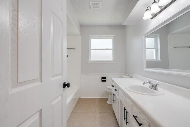 Building Photo - 4713 Newport Dr