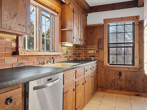 Kitchen sink - 32 Park Ave