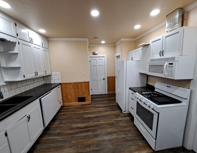 Kitchen - 204 Edna St