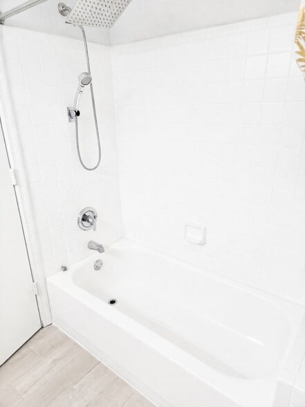 Building Photo - 2550 N Alafaya Trl