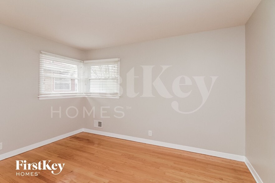 Building Photo - 8840 Sproat Ave