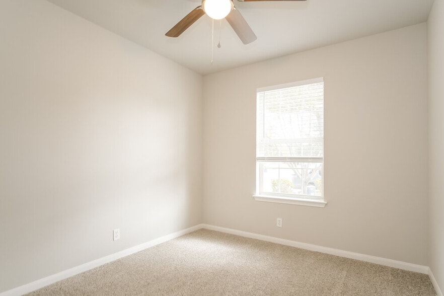 Building Photo - 407 Clarks Way