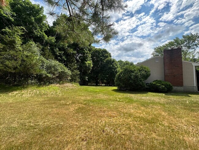 Building Photo - 10 Cedar Ridge Dr