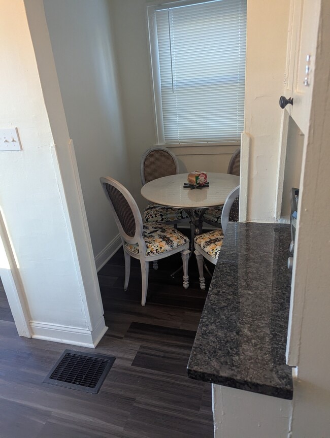 Building Photo - 809 E 52nd St