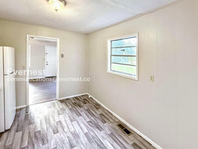 Building Photo - 2 Bed, 1 Bath with Laundry Hookups / Pet-F...