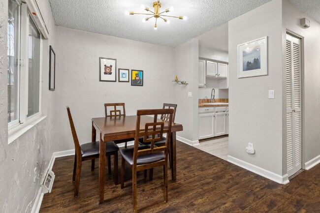 Building Photo - Great 2 bed 2 bath town house centrally lo...