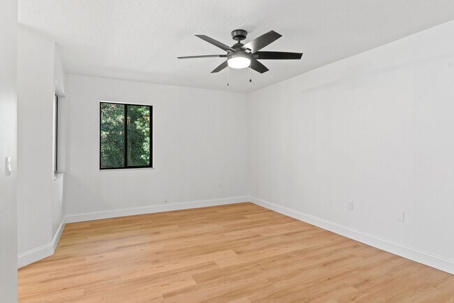 Building Photo - Charming Townhouse for Lease