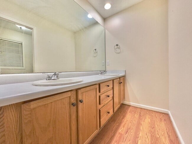 Building Photo - Charming Townhouse in Prime Morrisville Location!