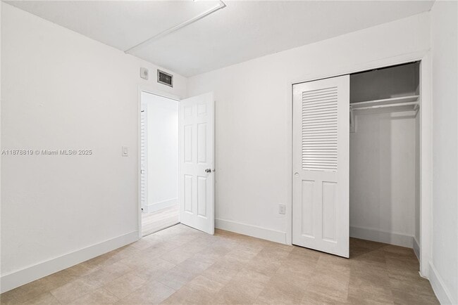 Building Photo - 8305 Crespi Blvd