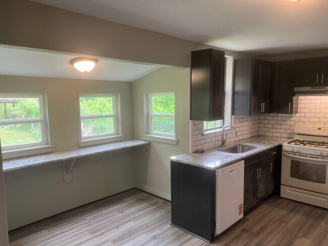Building Photo - 2 Bed 1 Bath Cottage