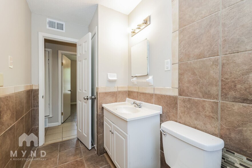 Building Photo - 3020 Normandy Dr