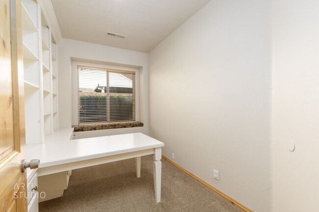 Building Photo - Shadow Mountain 3-Bedroom, 2-Bathroom Home...