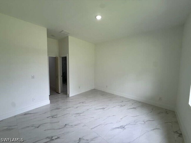 Building Photo - 723 Epps Brown St E