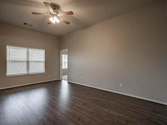 Building Photo - 976 Lake View Cir W