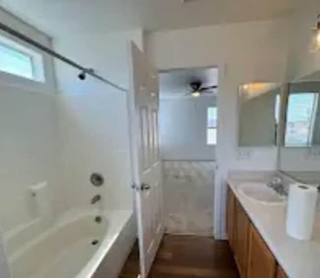 Building Photo - Beautiful 2 bedroom townhouse with garage