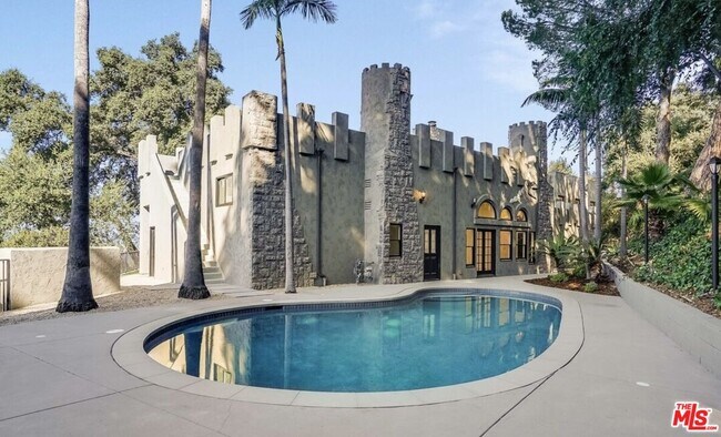 Building Photo - 15851 Mulholland Pl