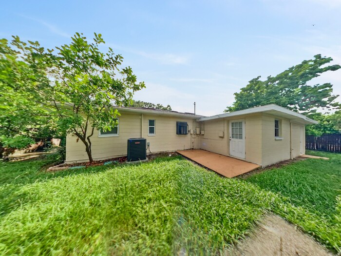 Building Photo - 10849 60th Ave N