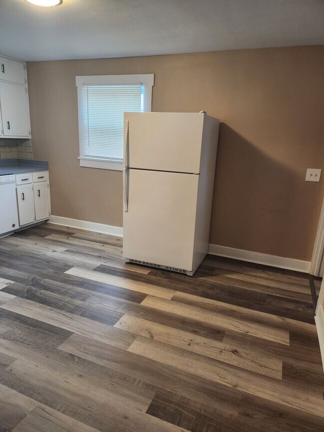 Building Photo - Adorable Bungalow