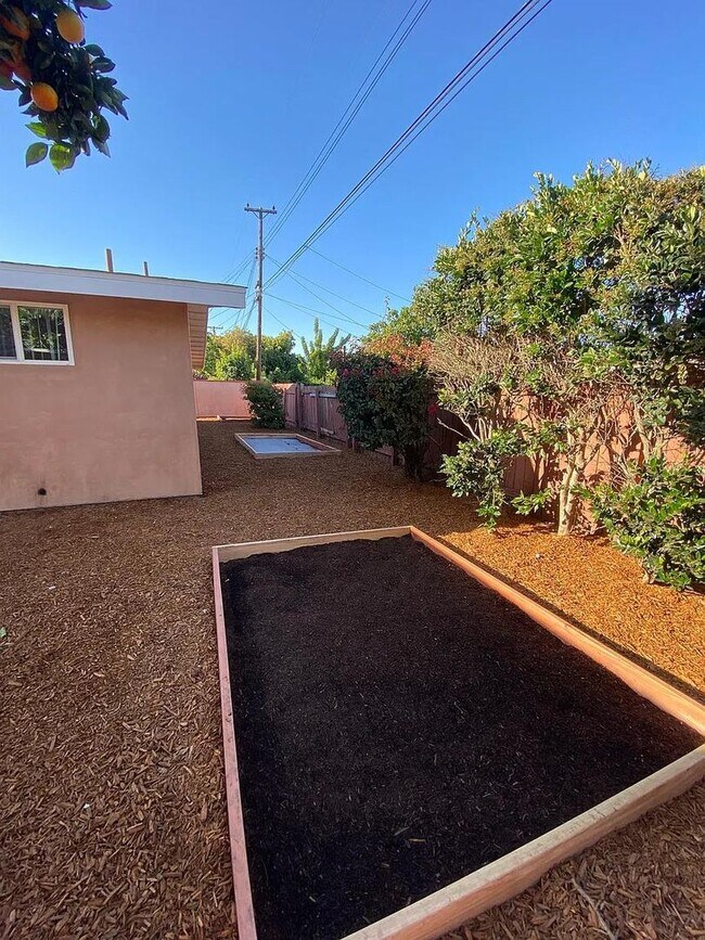Building Photo - Central costa Mesa 5 bdrm home