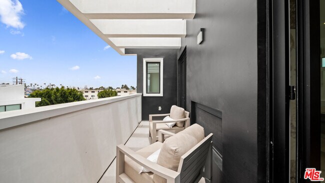 Building Photo - 2435 Penmar Ave