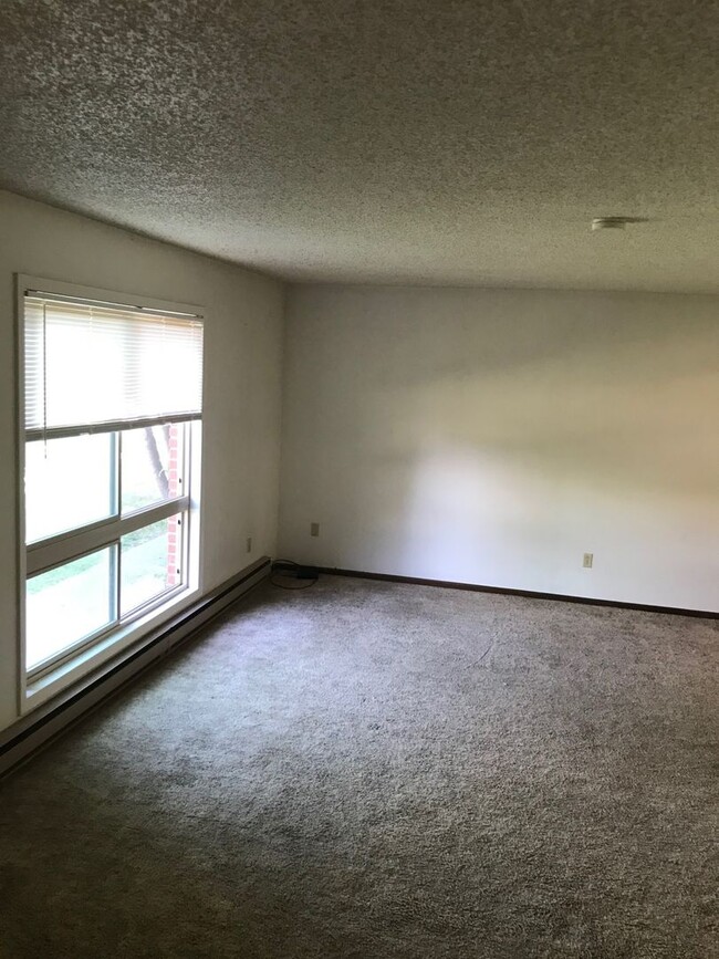 Building Photo - 2 Bedroom 1 Bathroom Centrally Located -MO...