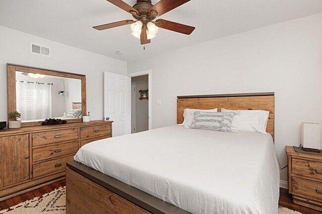 Building Photo - 3 bed 1.5 baths + 2 car garage with a larg...