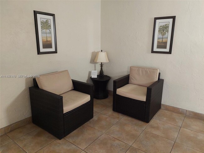 Building Photo - 253 S Cypress Rd