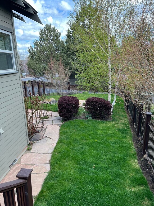 Building Photo - Spacious home with a large bonus room!  We...