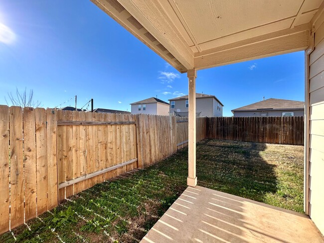 Building Photo - Comfortable 3 Bed / 2 Bath Home with Washer & Dryer and 2-Car Garage