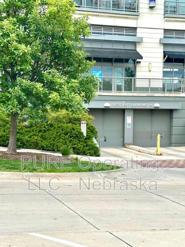 Building Photo - 3201 Dodge St