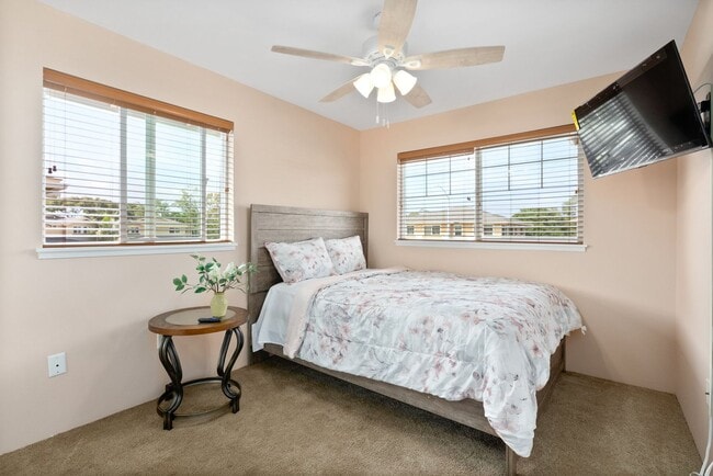 Building Photo - Welcome to this bright and inviting 3 bedroom