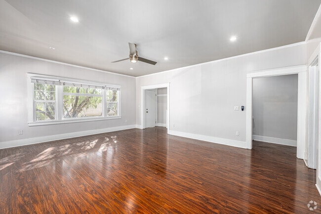 1BR, 1BA - 700SF - Living Room - 411-417 Walnut Ave.