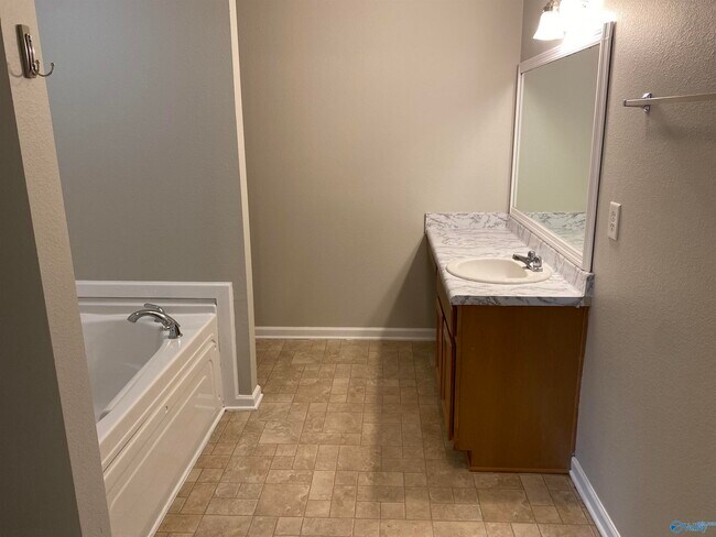 Building Photo - 208 Whitestone Dr NE