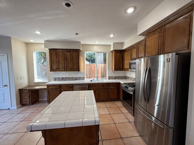 Building Photo - 5 bedrooms located in Redbridge Gated Community!