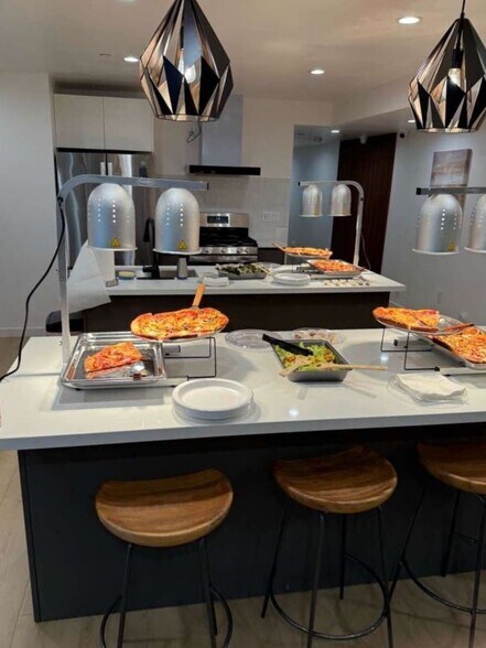 Building Photo - 1929 N Commonwealth Ave