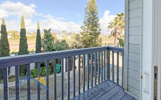 Building Photo - 2 bedroom 1/5 bath in the Village and walk...