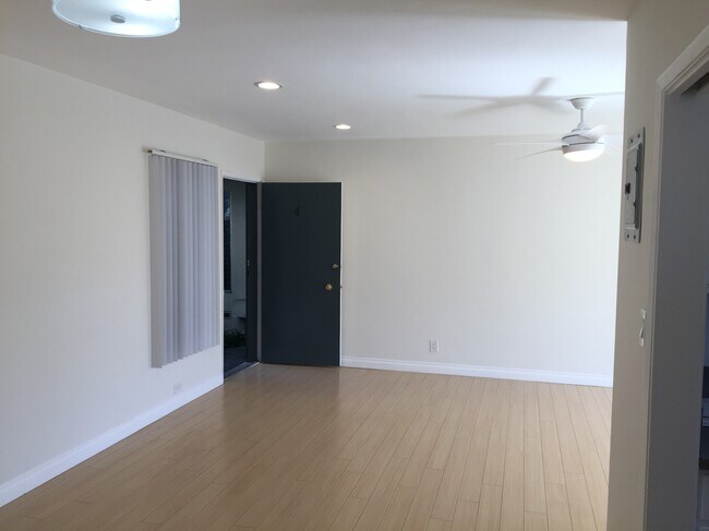 Building Photo - 3400 Club Dr