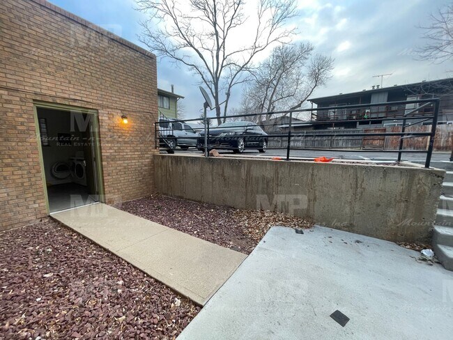 Building Photo - 1628 Azalea Dr