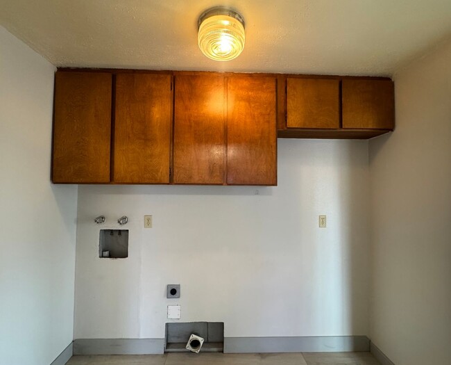 Building Photo - d1606