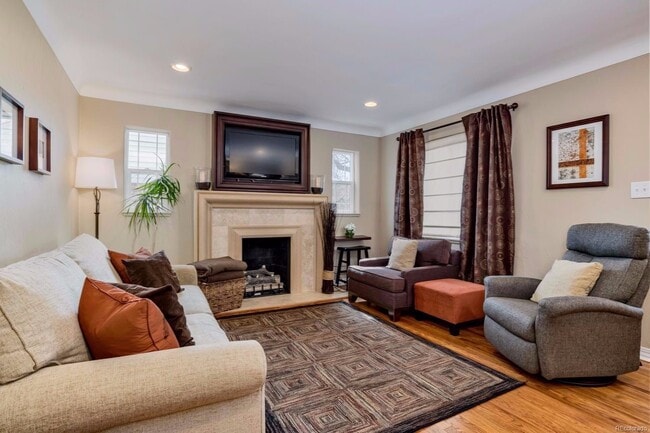 Building Photo - Gorgeous Home in Great Neighborhood! Licen...