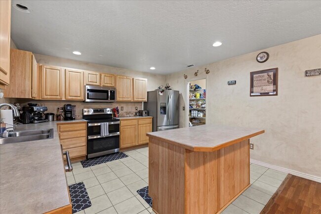 Building Photo - Beautiful & Spacious 4-Bedroom Home with 3...