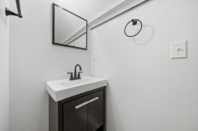 Building Photo - 2 Bedroom, 2 Bath Townhome located directly across from Franklin Park Conservatory